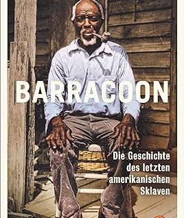 Cover Barracoon. Foto: Oluale Kossula sitzt aus der Verranda seines Hauses.